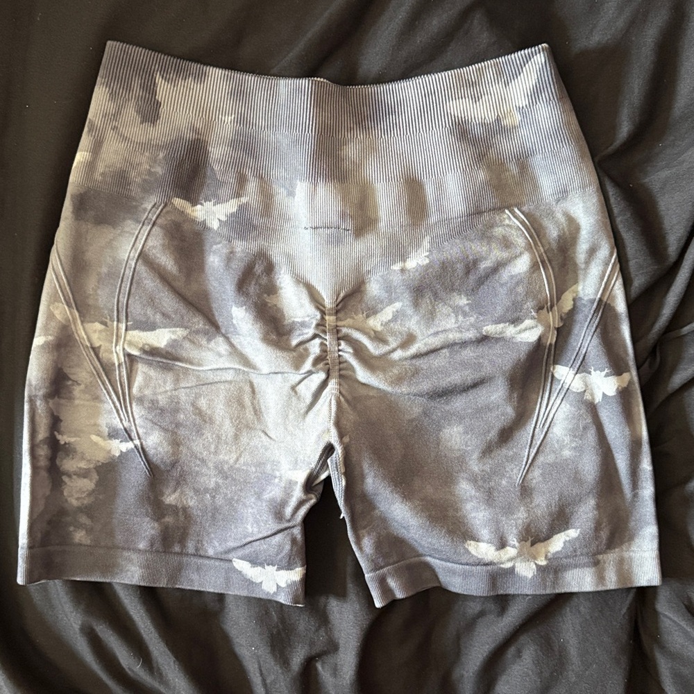 Gray Wolves Graphic Shorts - Picture 3 of 8